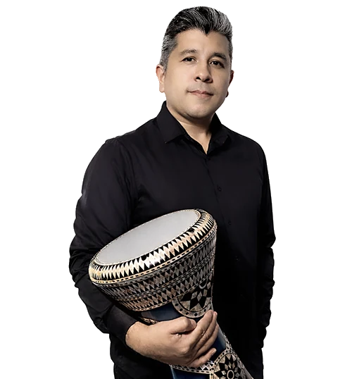 Ernesto Vega con darbuka
